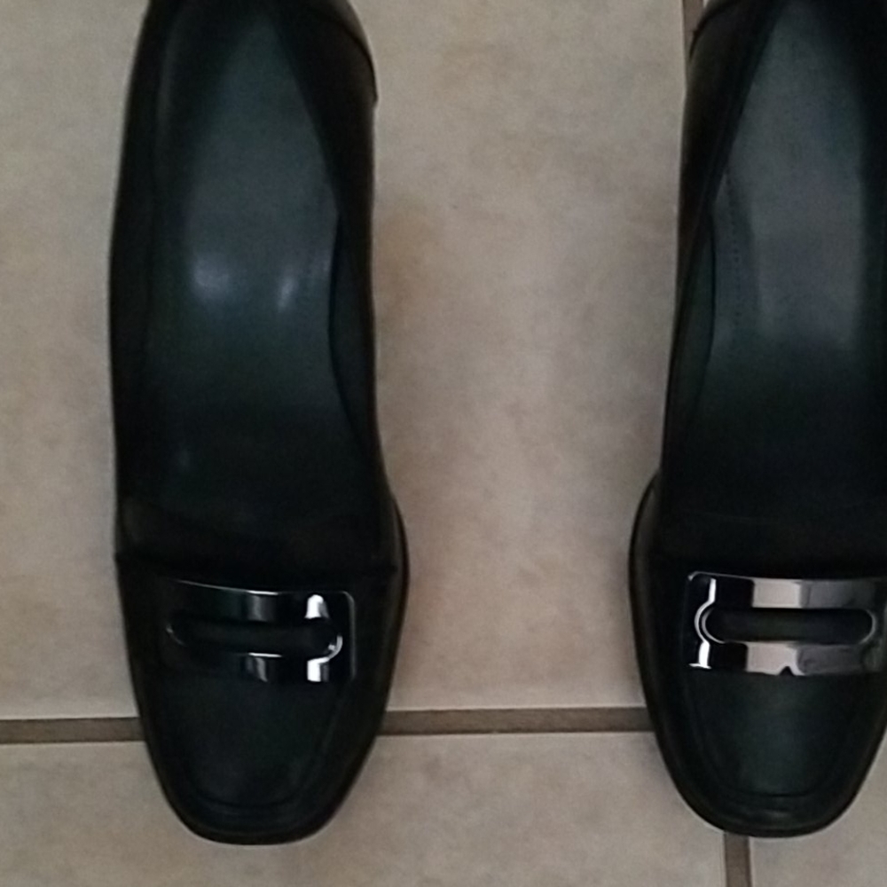 New Blk Calvin Klein heels w silver buckle on top